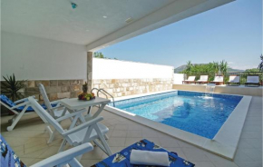 Gorgeous Home In Umcani With Heated Swimming Pool